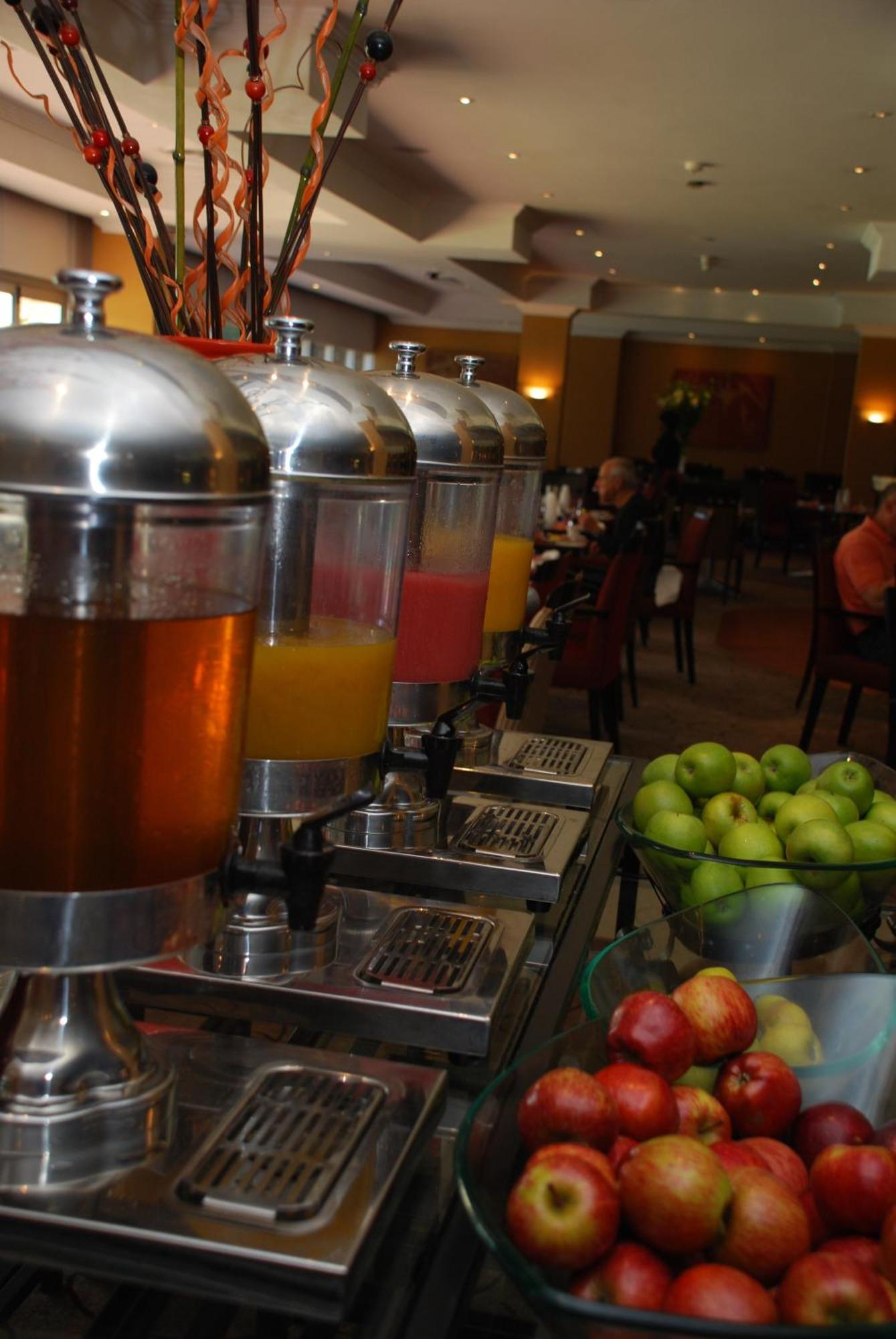 Southern Sun Or Tambo International Airport Kempton Park Exterior foto Breakfast buffet