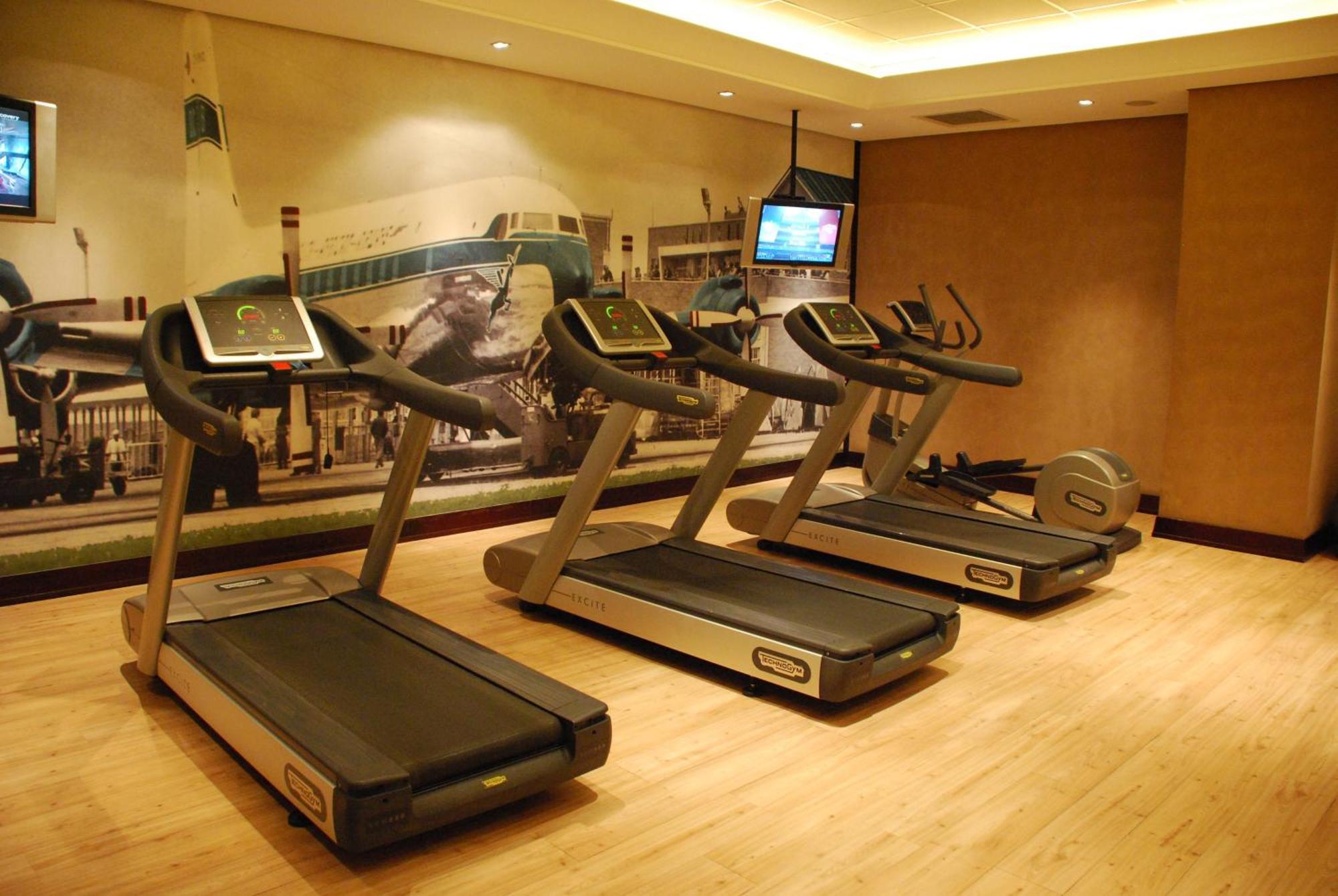 Southern Sun Or Tambo International Airport Kempton Park Exterior foto Treadmills in a gym