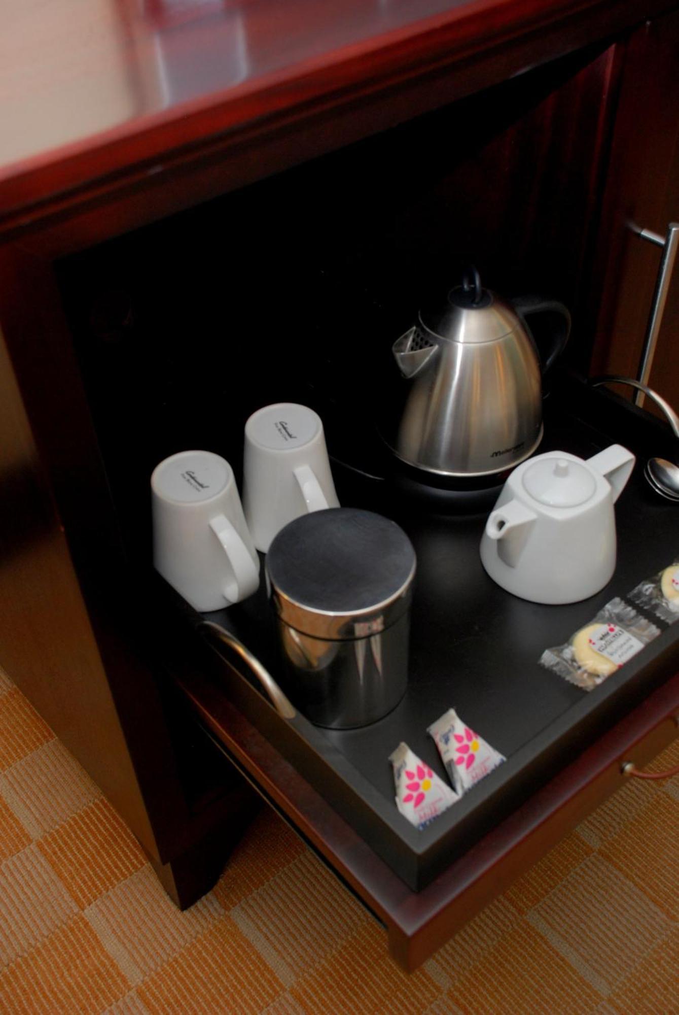 Southern Sun Or Tambo International Airport Kempton Park Exterior foto Room service tray