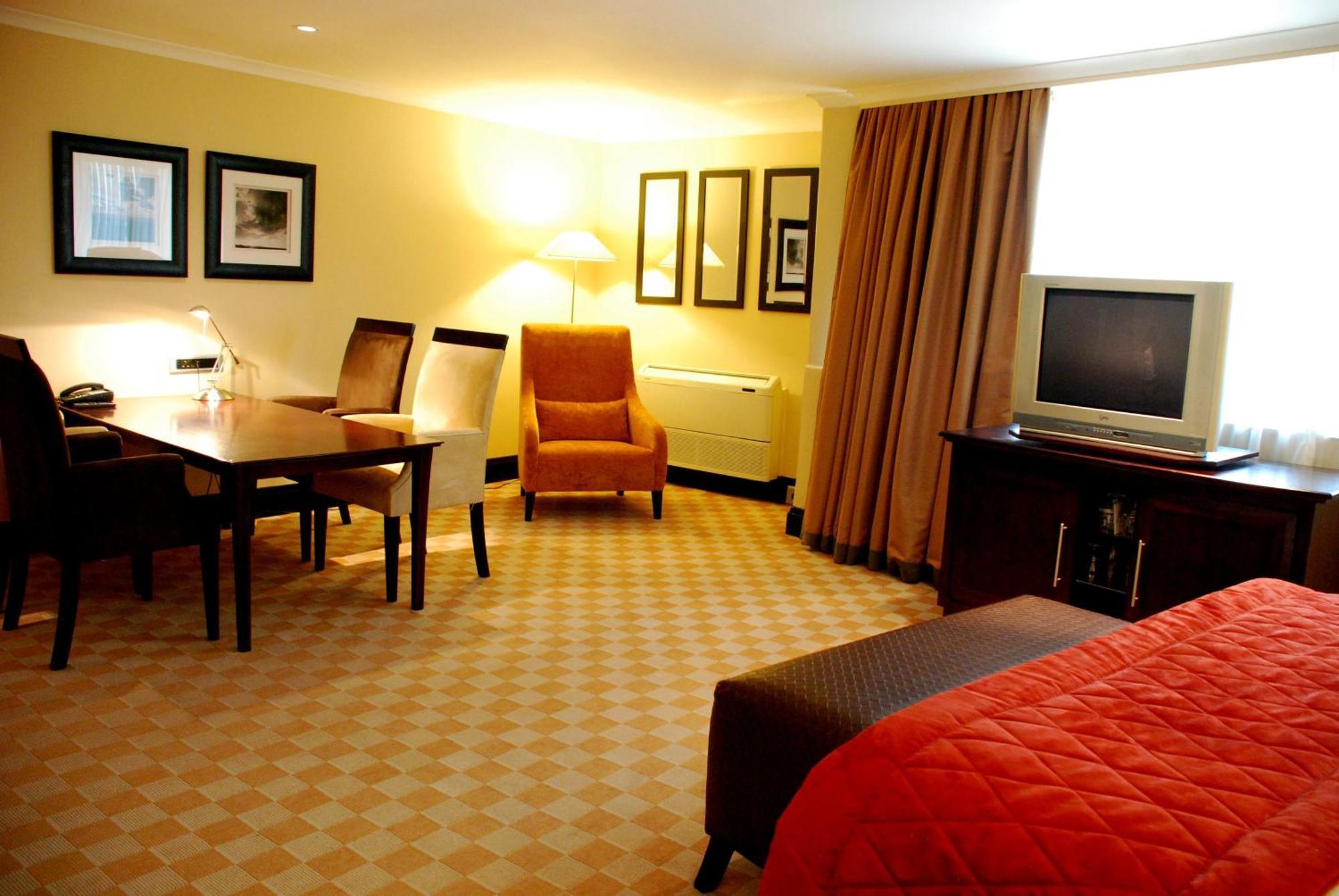 Southern Sun Or Tambo International Airport Kempton Park Exterior foto A room at the hotel