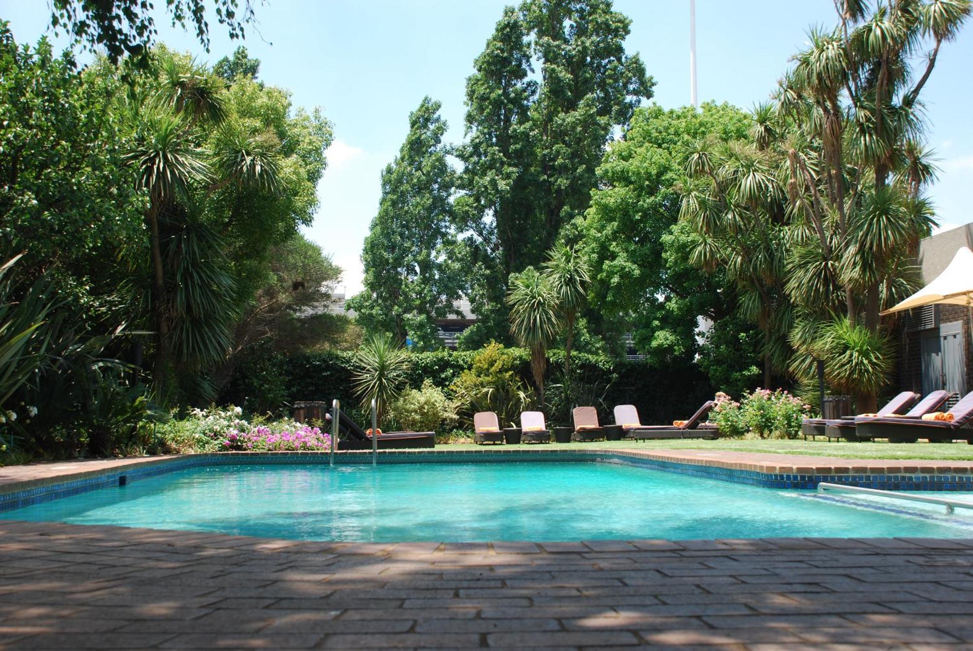 Southern Sun Or Tambo International Airport Kempton Park Exterior foto The swimming pool at the hotel