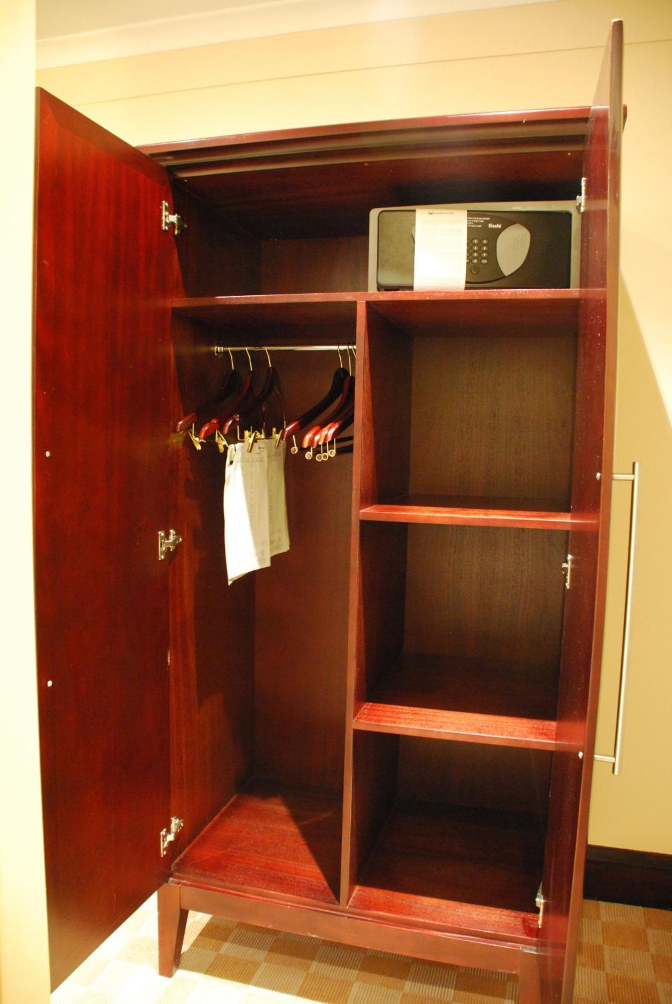 Southern Sun Or Tambo International Airport Kempton Park Exterior foto A safe in a hotel room