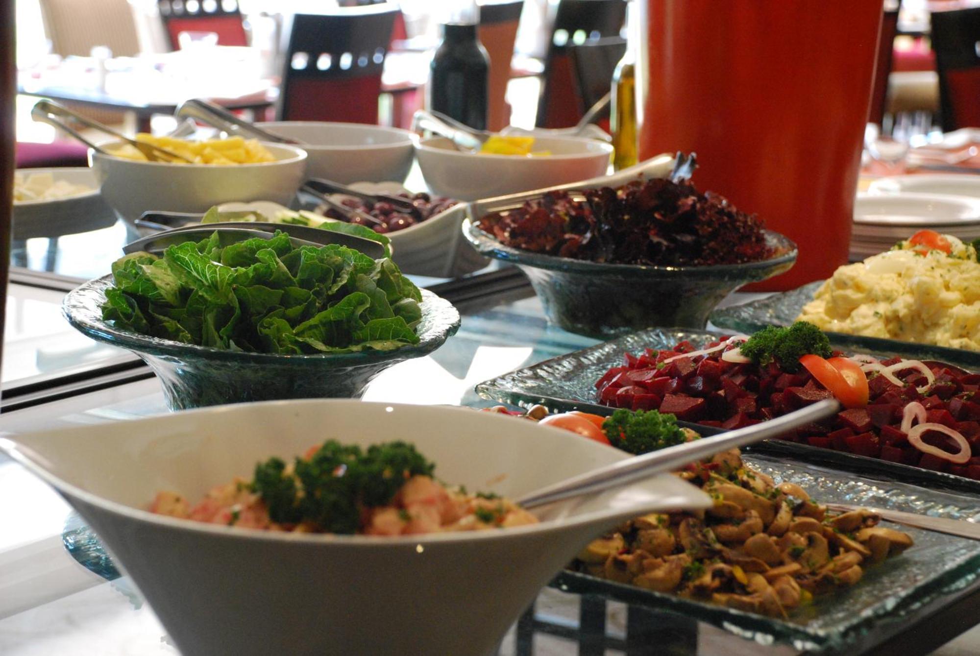 Southern Sun Or Tambo International Airport Kempton Park Exterior foto A buffet at a hotel