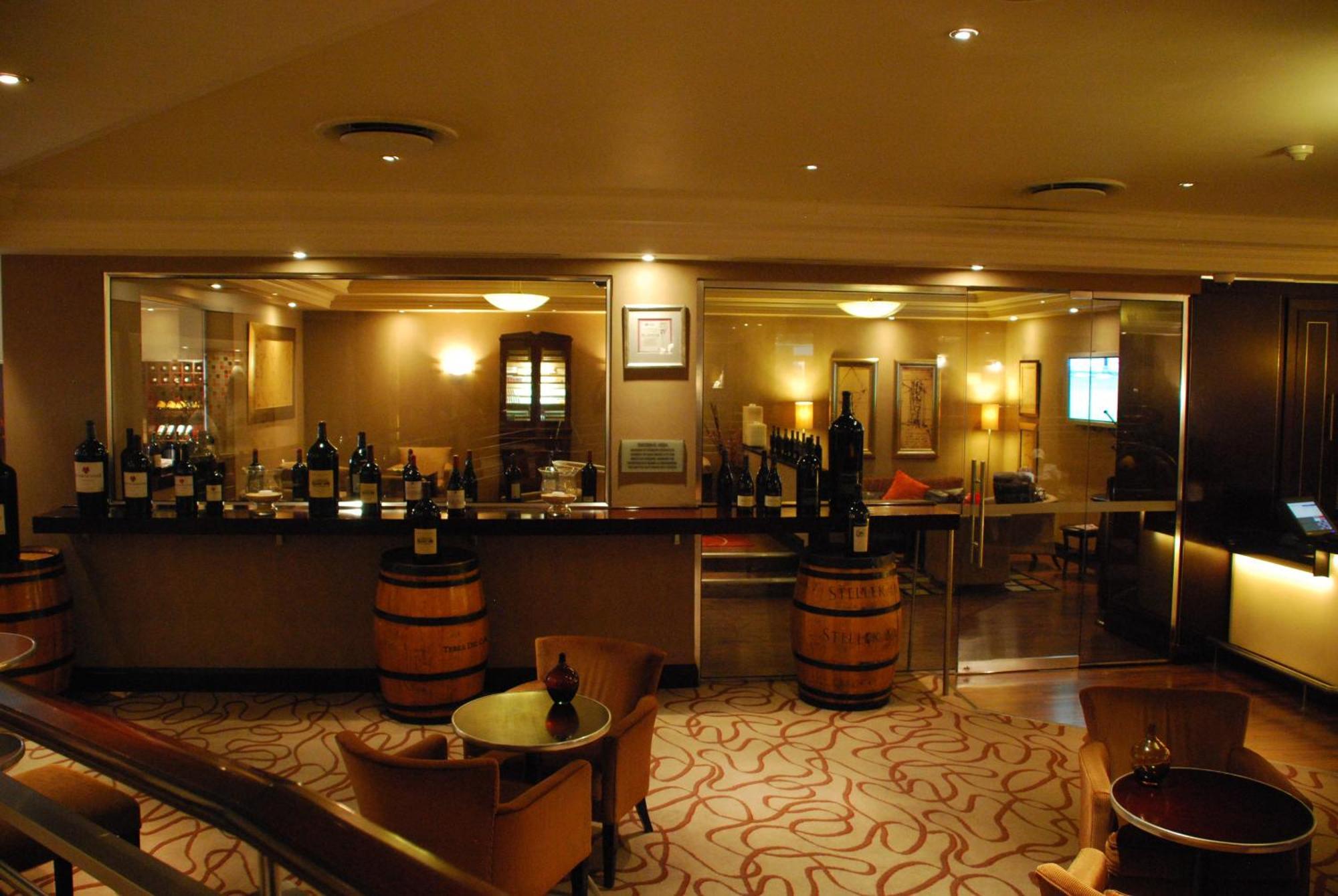 Southern Sun Or Tambo International Airport Kempton Park Exterior foto Wine cellar in a wine bar
