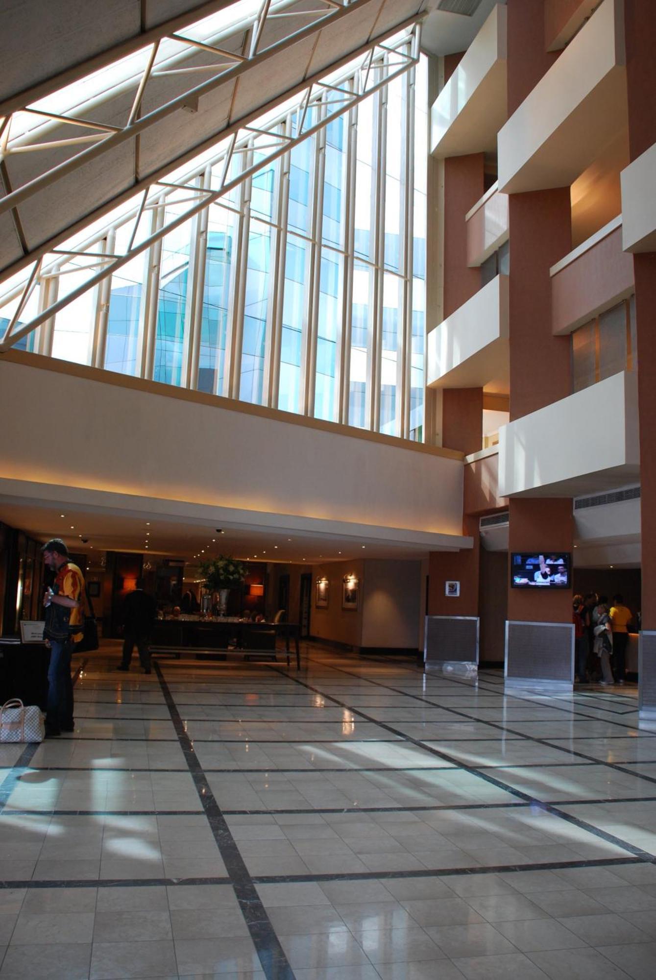 Southern Sun Or Tambo International Airport Kempton Park Exterior foto The lobby of the hotel