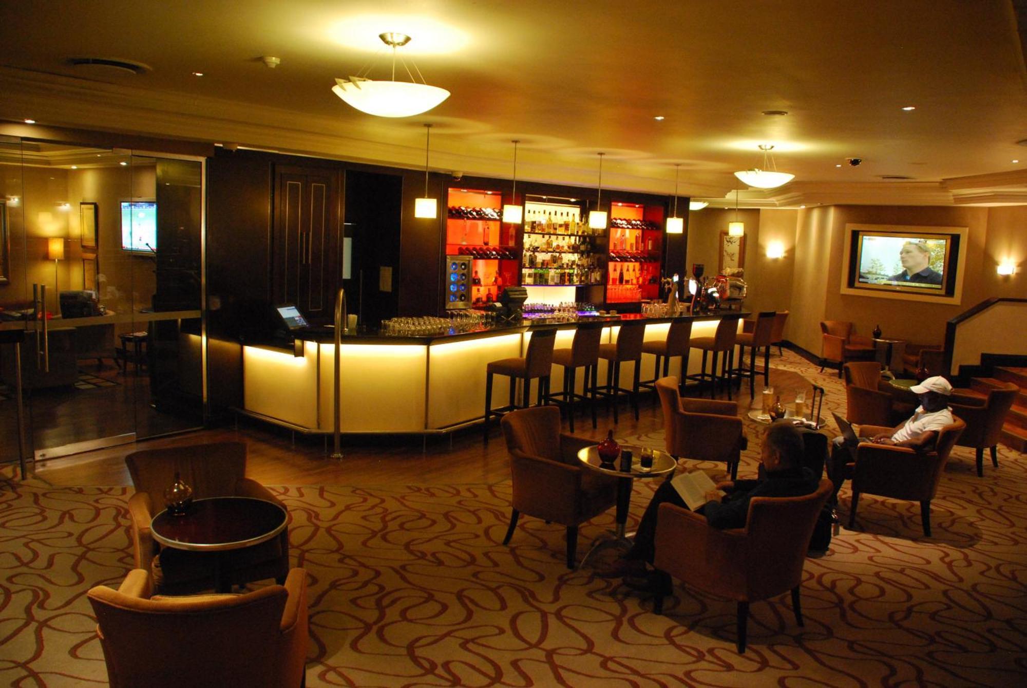 Southern Sun Or Tambo International Airport Kempton Park Exterior foto The bar at the hotel