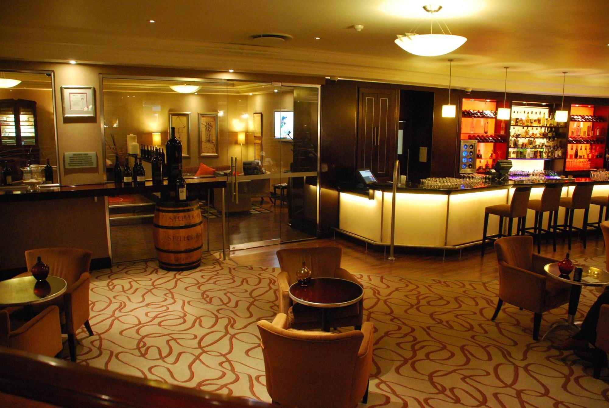 Southern Sun Or Tambo International Airport Kempton Park Exterior foto A wine cellar in a wine bar